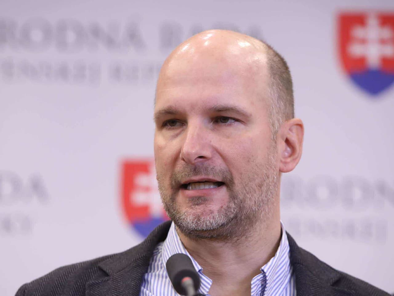 Grendel kritizuje SNS za výzvu na odvolanie Zmeka