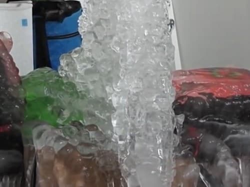 Mladý Kanďan si vyrobil klzisko v byte: Kúrenie vypol, ľadová katastrofa na svete